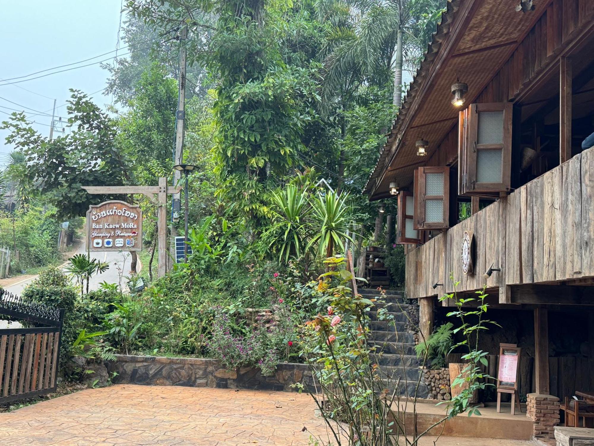 Ban Kaew Mo Ra Glamping & Restaurant Hotel Pang Mapha Buitenkant foto